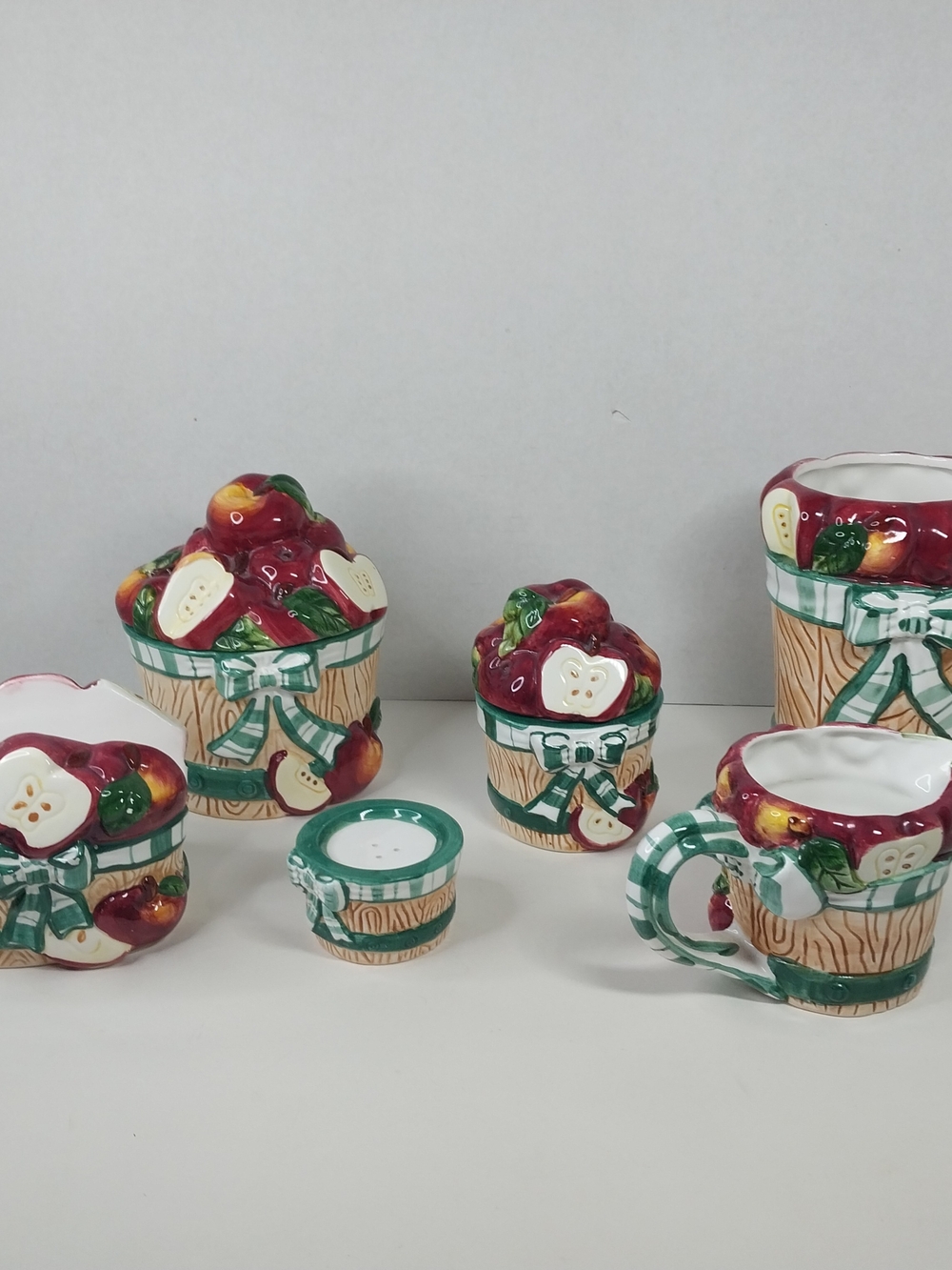 Vintage Young’s Inc 1997 Country Farmhouse Apple Basket Canisters Napkin Holder